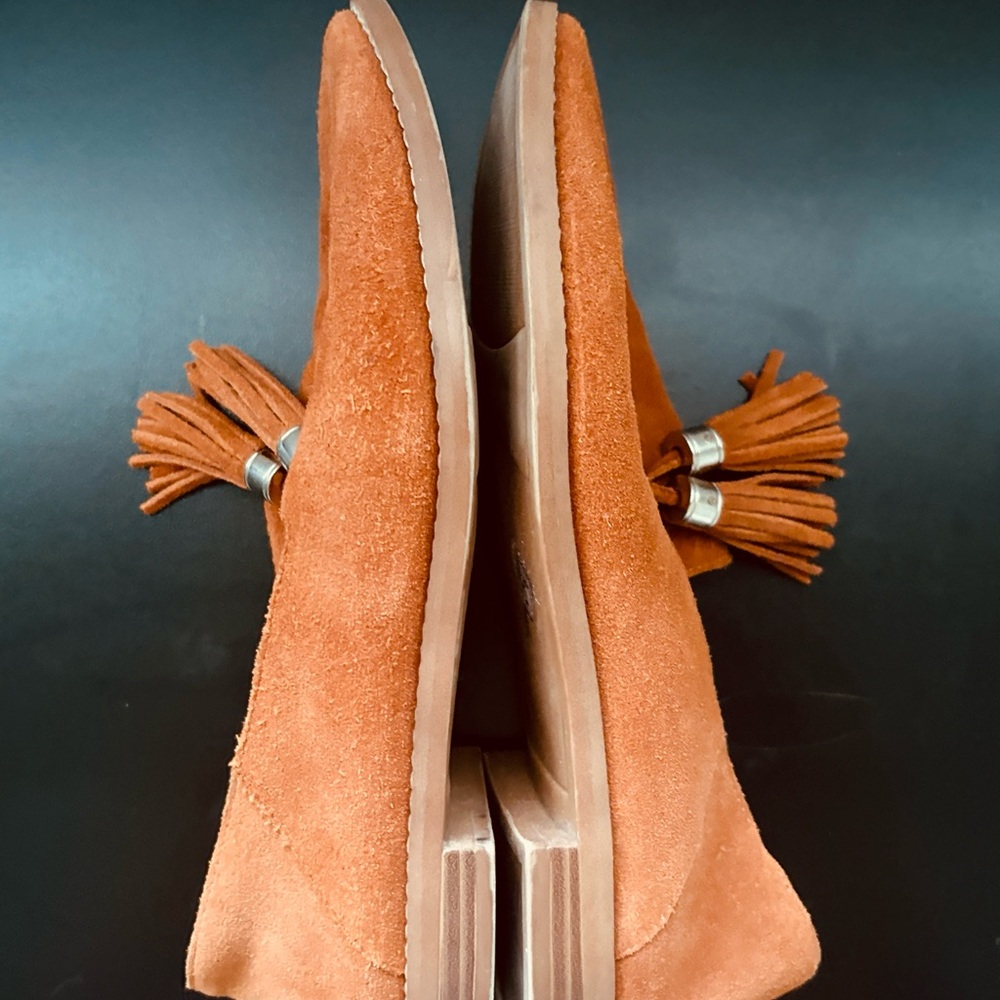 Franco Sarto Tan Suede Tassel Loafers in size 7 confort for every day wear.